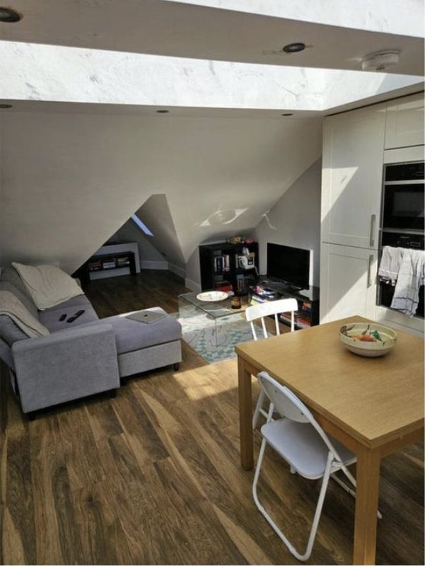 Room Carlingford Road in Greater London