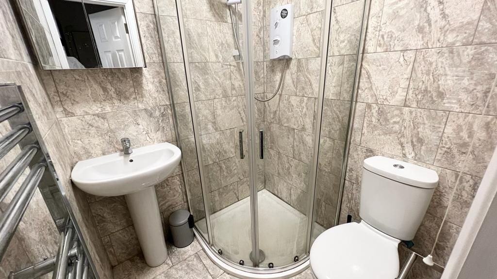 Room Tomswood Hill in Greater London