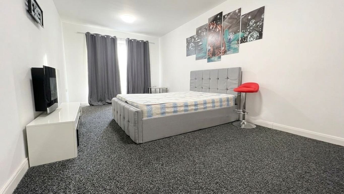 Room Tomswood Hill in Greater London