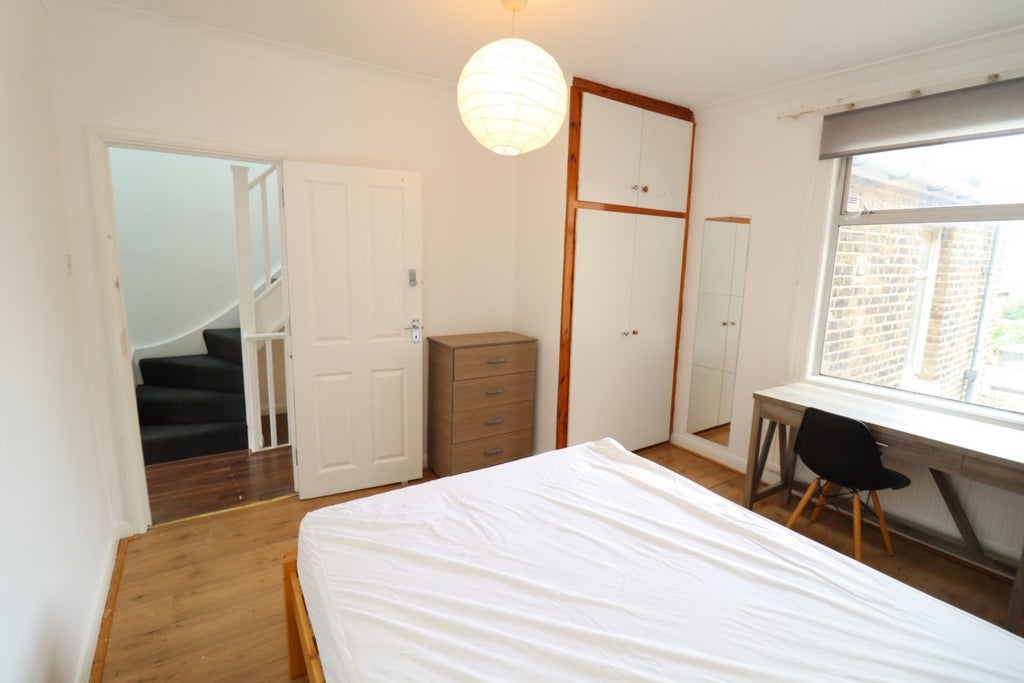 Room Globe Road in Greater London