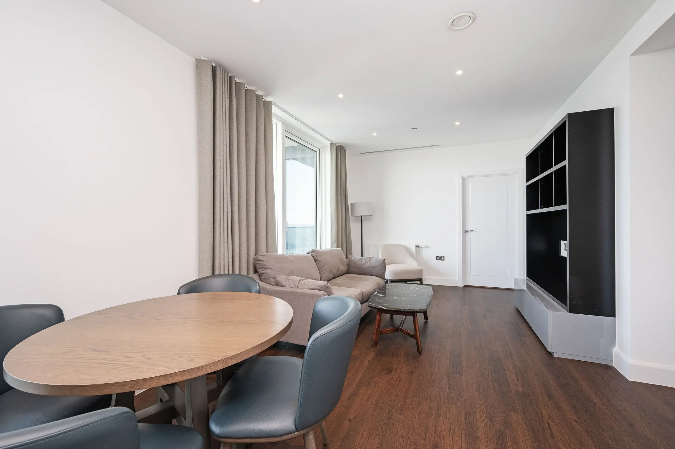 Flat Harbour Way in Greater London