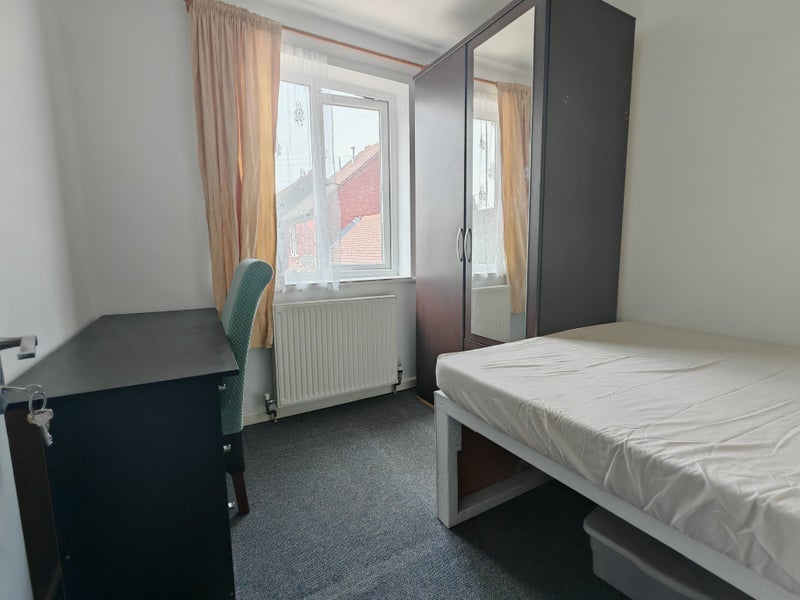 Room Porter Road in Greater London