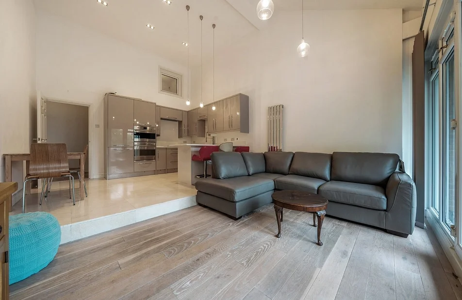House Woodland Crescent in Greater London
