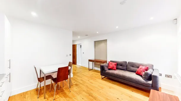 Flat Eagle Court in Greater London
