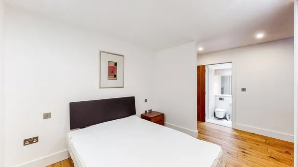Flat Eagle Court in Greater London