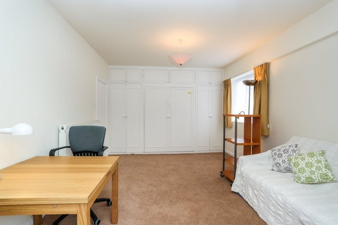 Flat Courtfield Gardens in Greater London