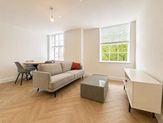 Flat Rowchester Court in Birmingham