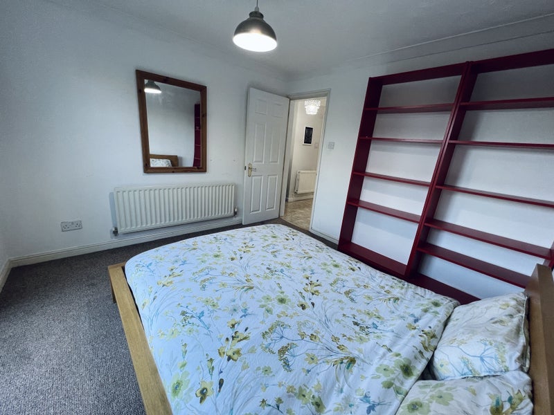 Flat Blunden Drive in Slough