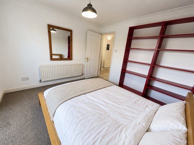 Flat Blunden Drive in Slough