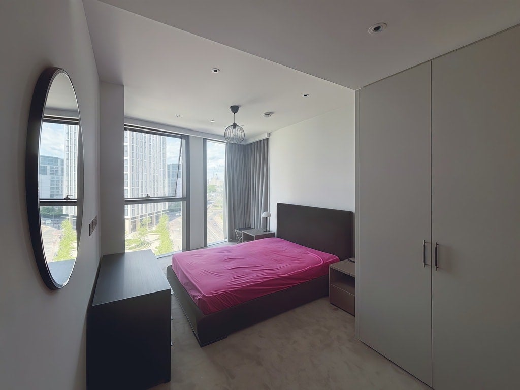 Flat Carnation Way in Greater London