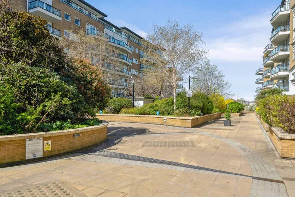 Room Waterside Path in Greater London