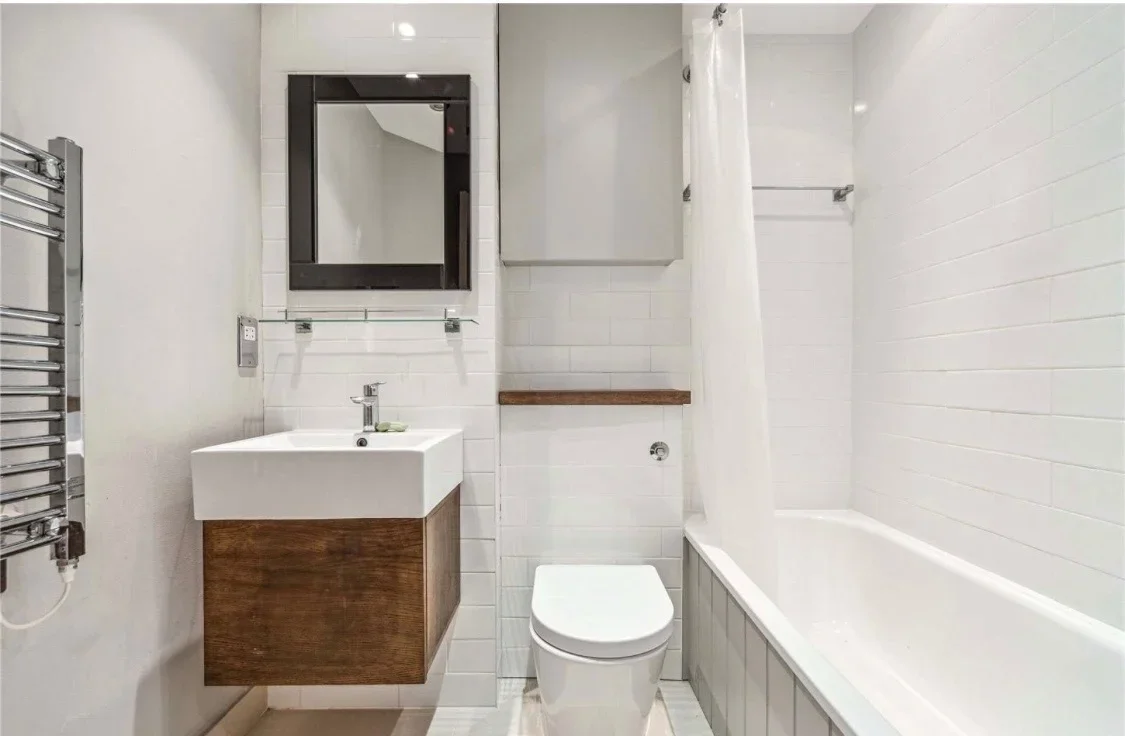 Room Waterside Path in Greater London