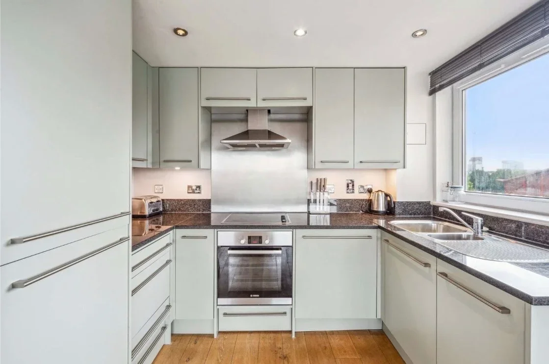 Room Waterside Path in Greater London