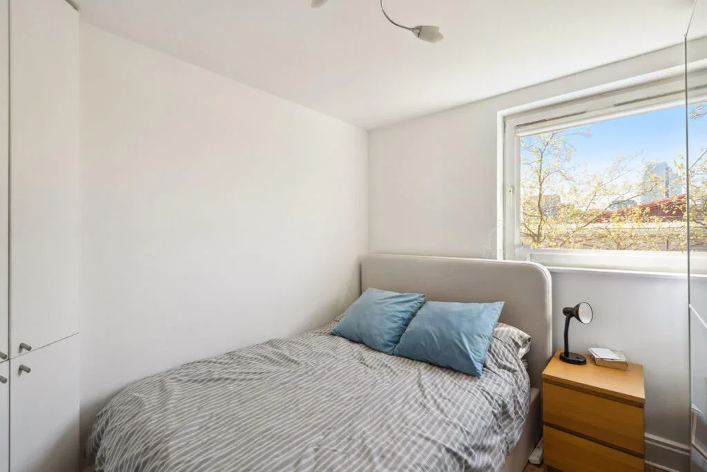 Room Waterside Path in Greater London