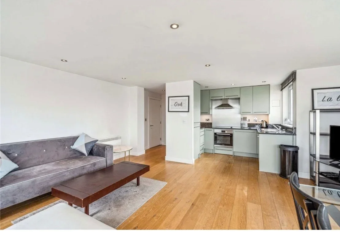 Room Waterside Path in Greater London