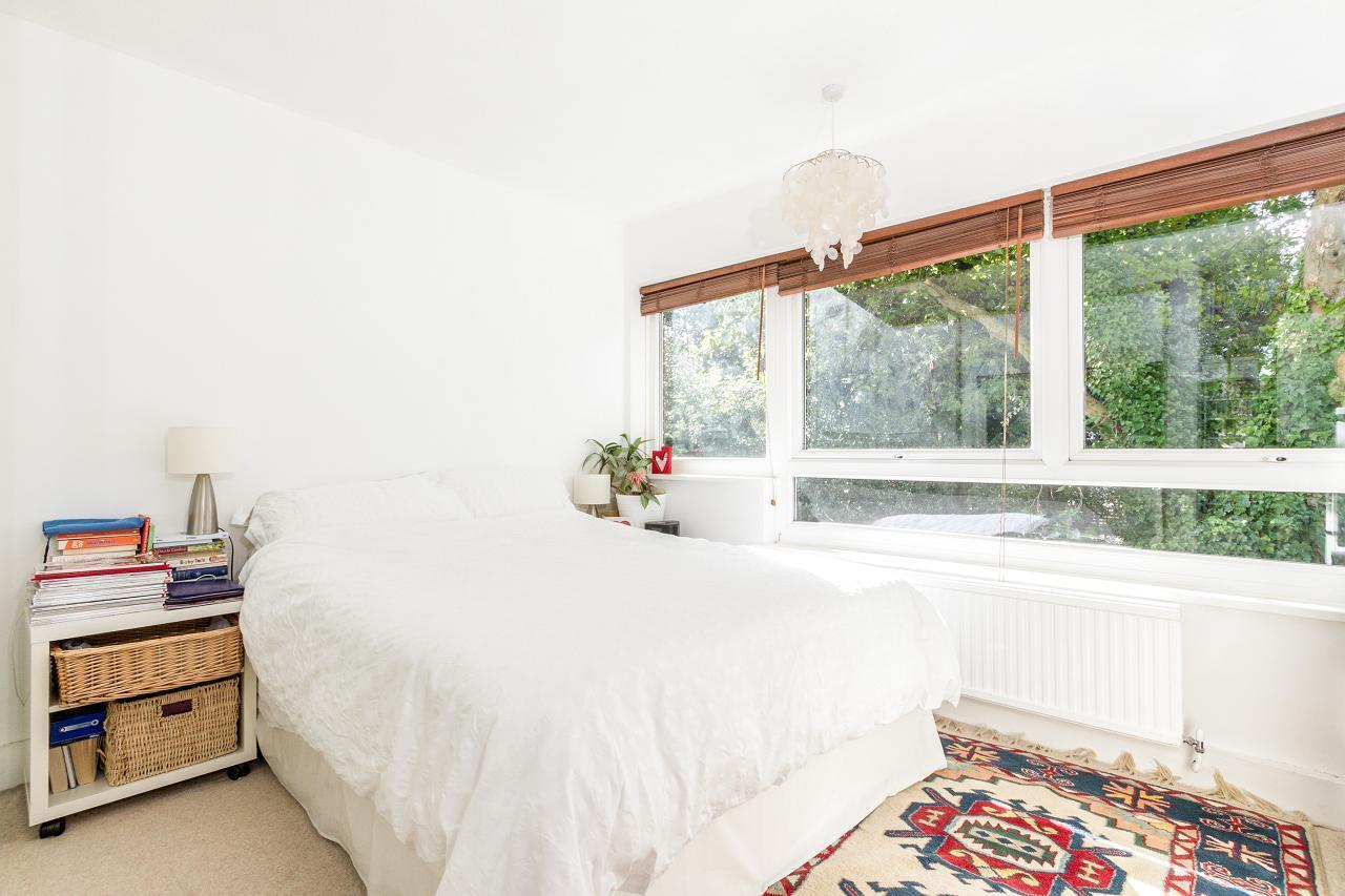 Flat Spring Grove Road in Greater London