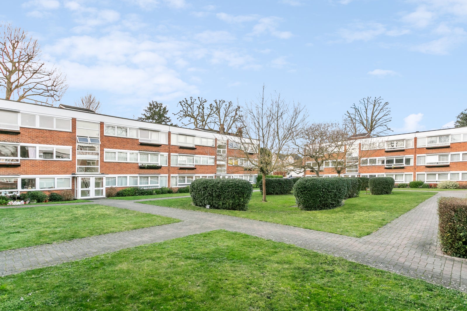 Flat Spring Grove Road in Greater London