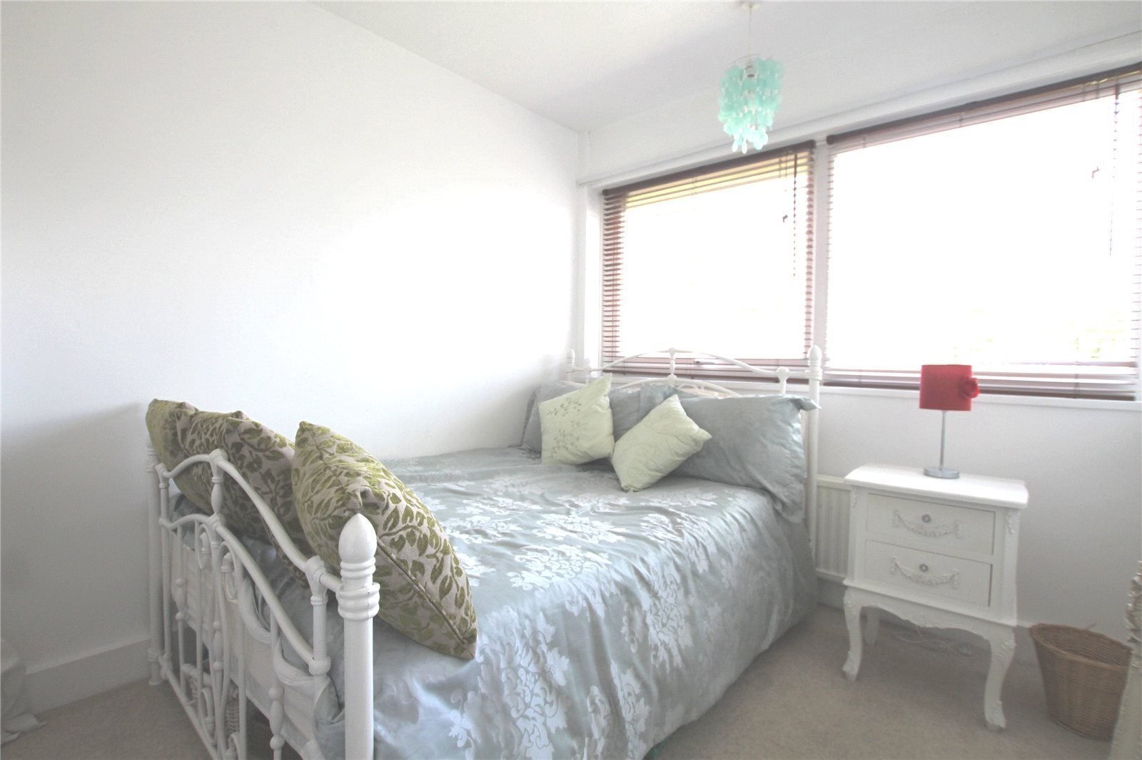 Flat Spring Grove Road in Greater London