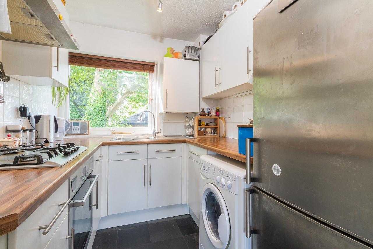 Flat Spring Grove Road in Greater London