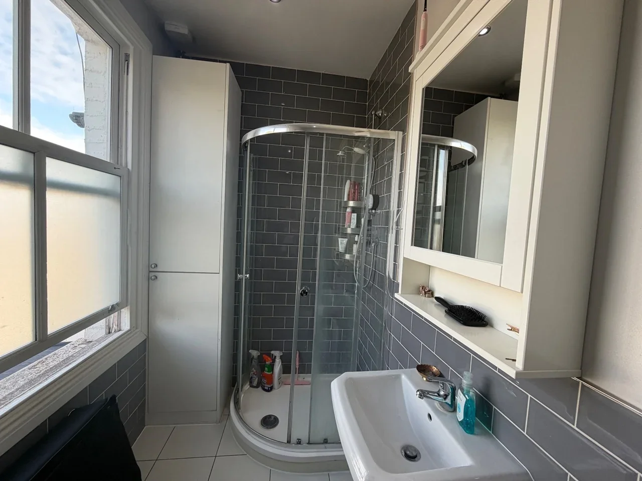 Flat Hendon Lane in Greater London