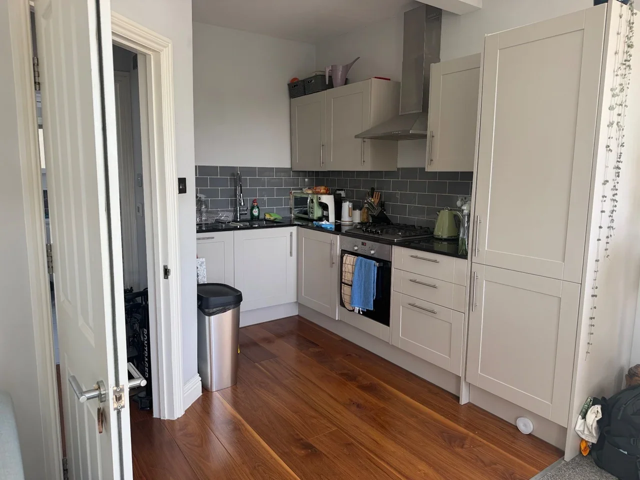 Flat Hendon Lane in Greater London