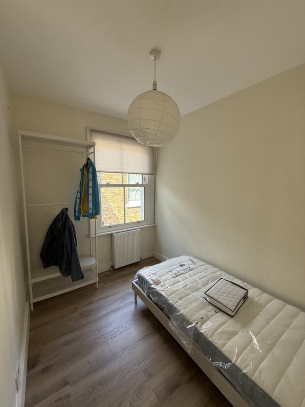 Flat Avondale Road in Greater London