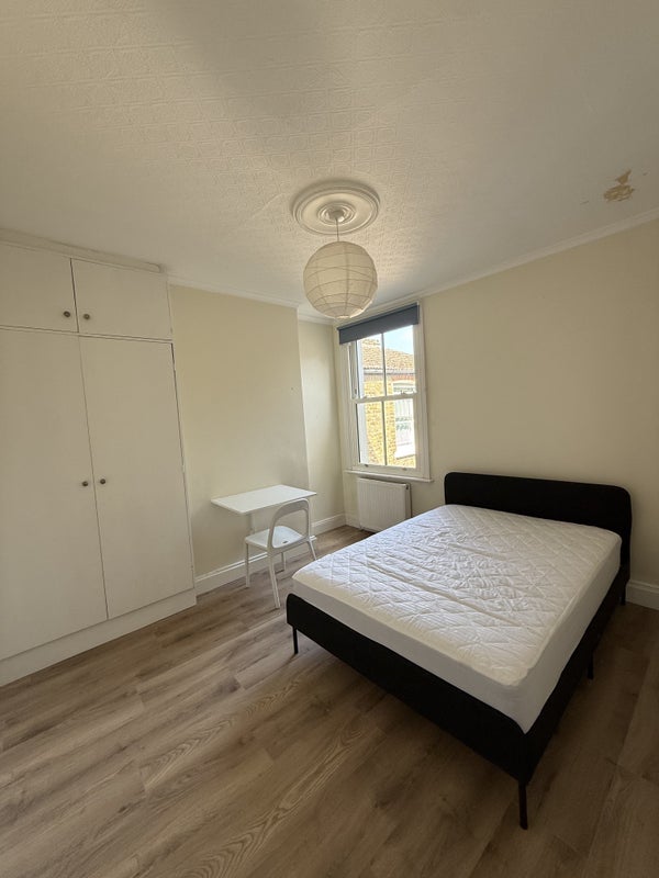 Flat Avondale Road in Greater London