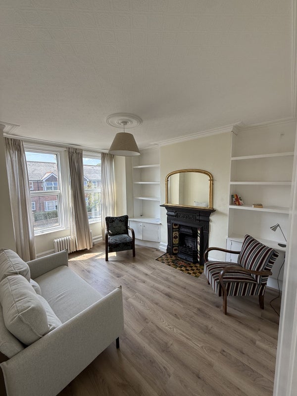 Flat Avondale Road in Greater London