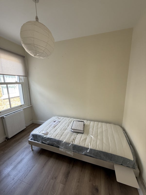 Flat Avondale Road in Greater London