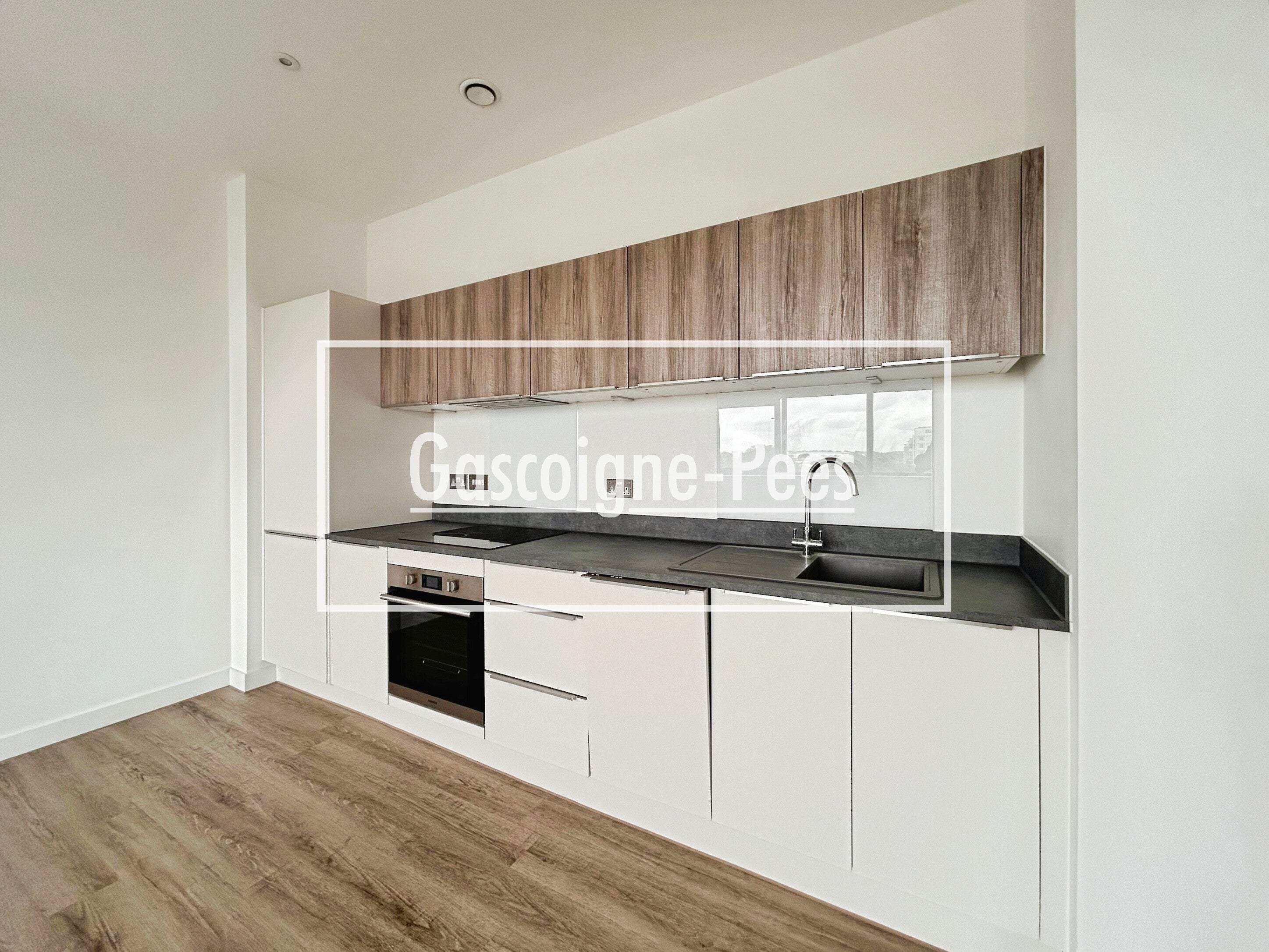 Flat Chapel Hill in Basingstoke and Deane