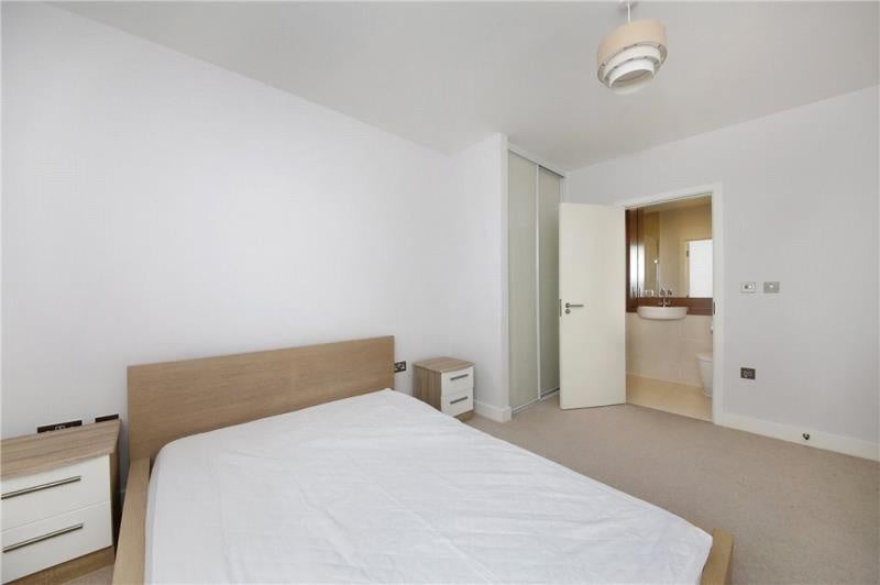 Flat Knapp Road in Greater London