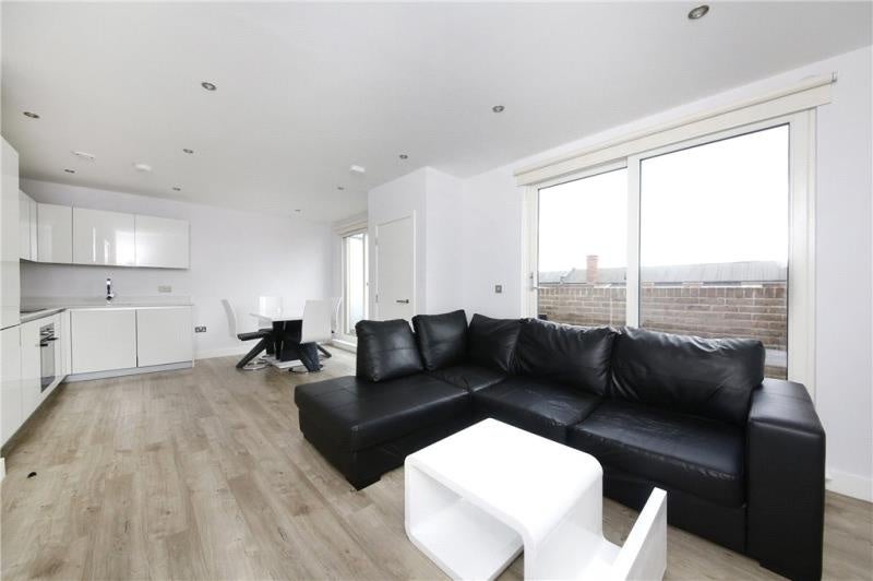 Flat Knapp Road in Greater London