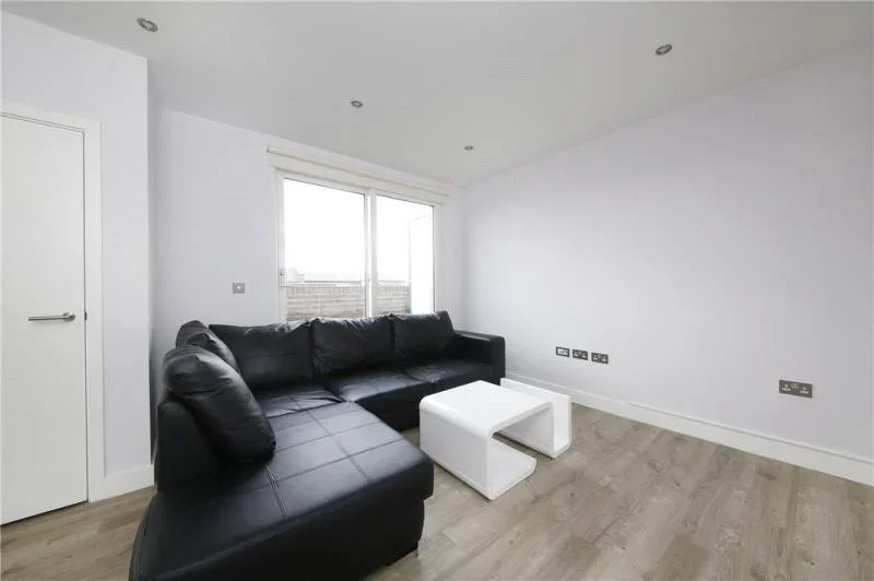 Flat Knapp Road in Greater London