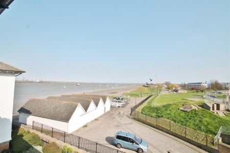 Flat Commercial Place in Gravesham