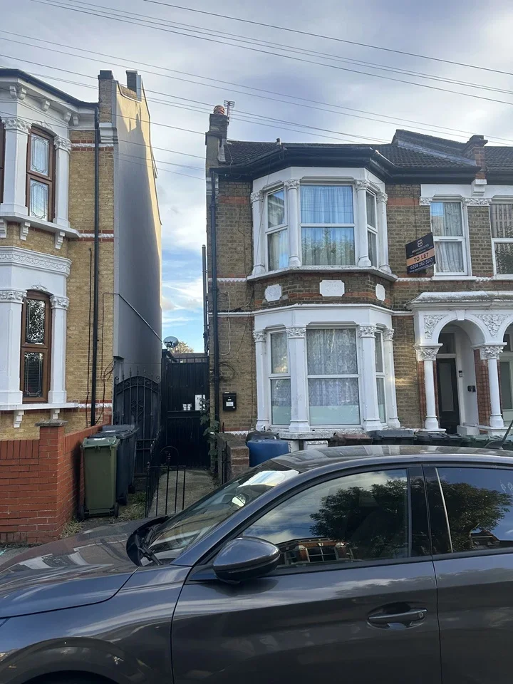 Flat Cedars Avenue in Greater London