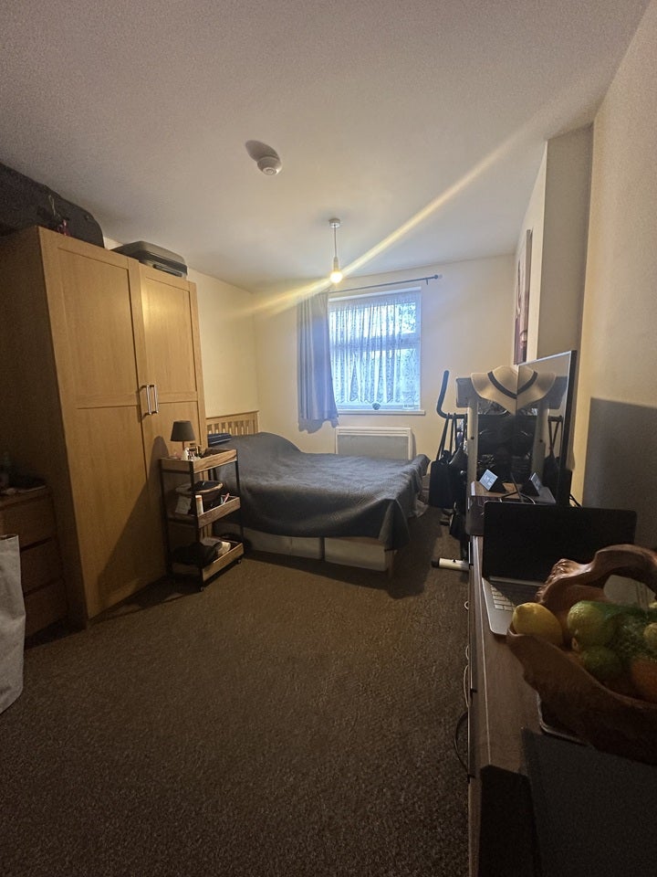 Flat Cedars Avenue in Greater London