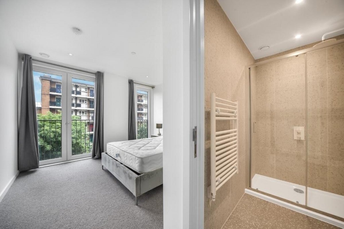 Flat Cavell Street in Greater London