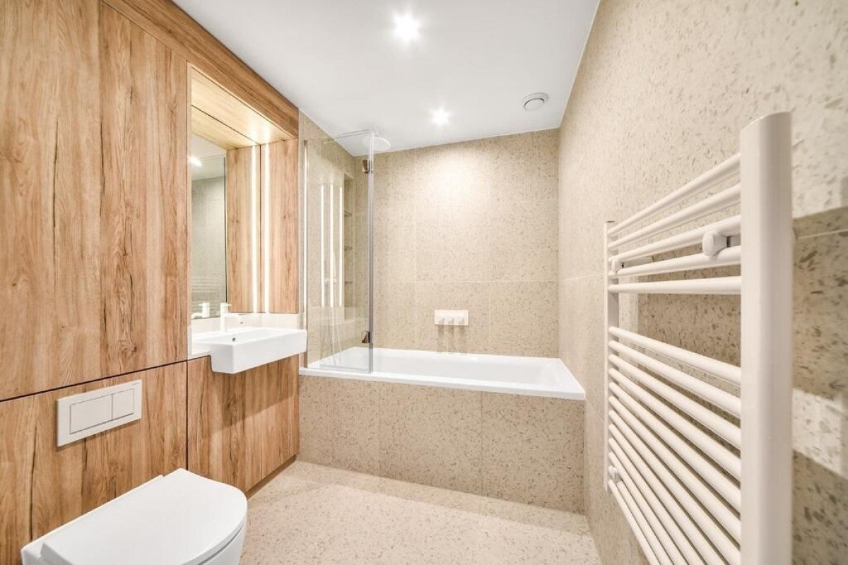 Flat Cavell Street in Greater London