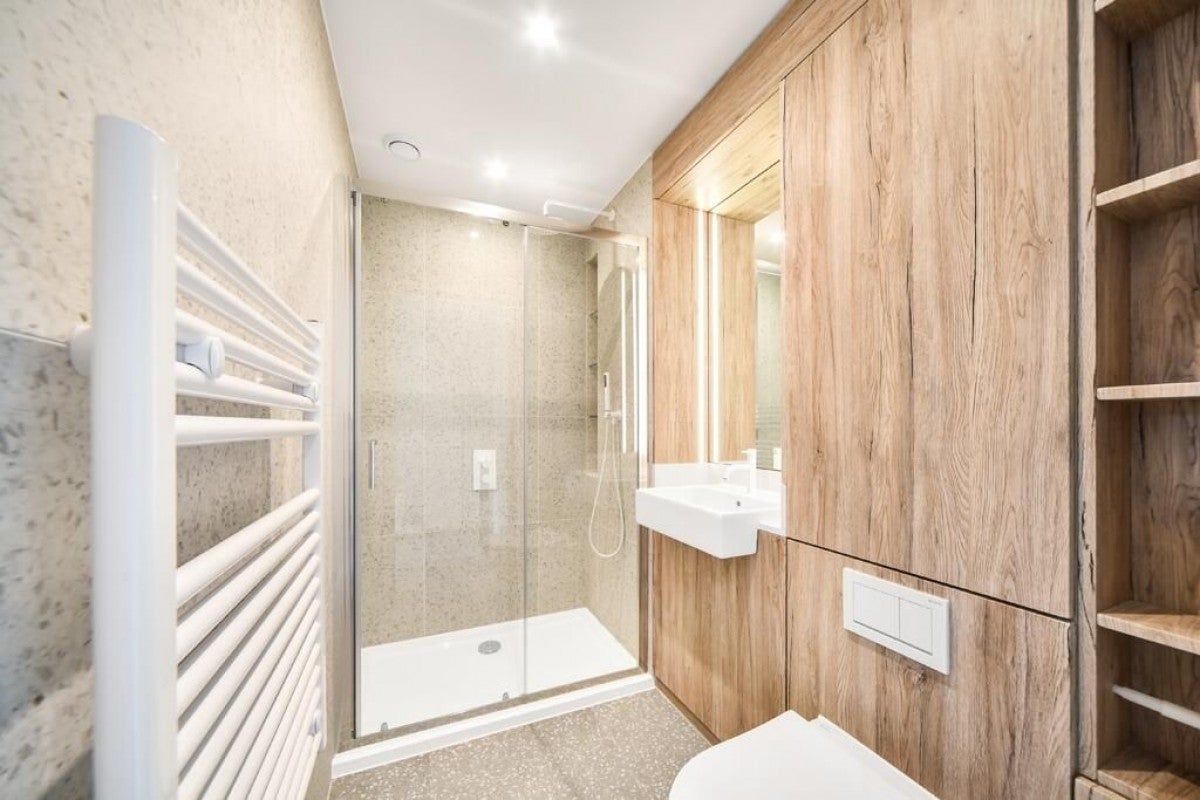 Flat Cavell Street in Greater London