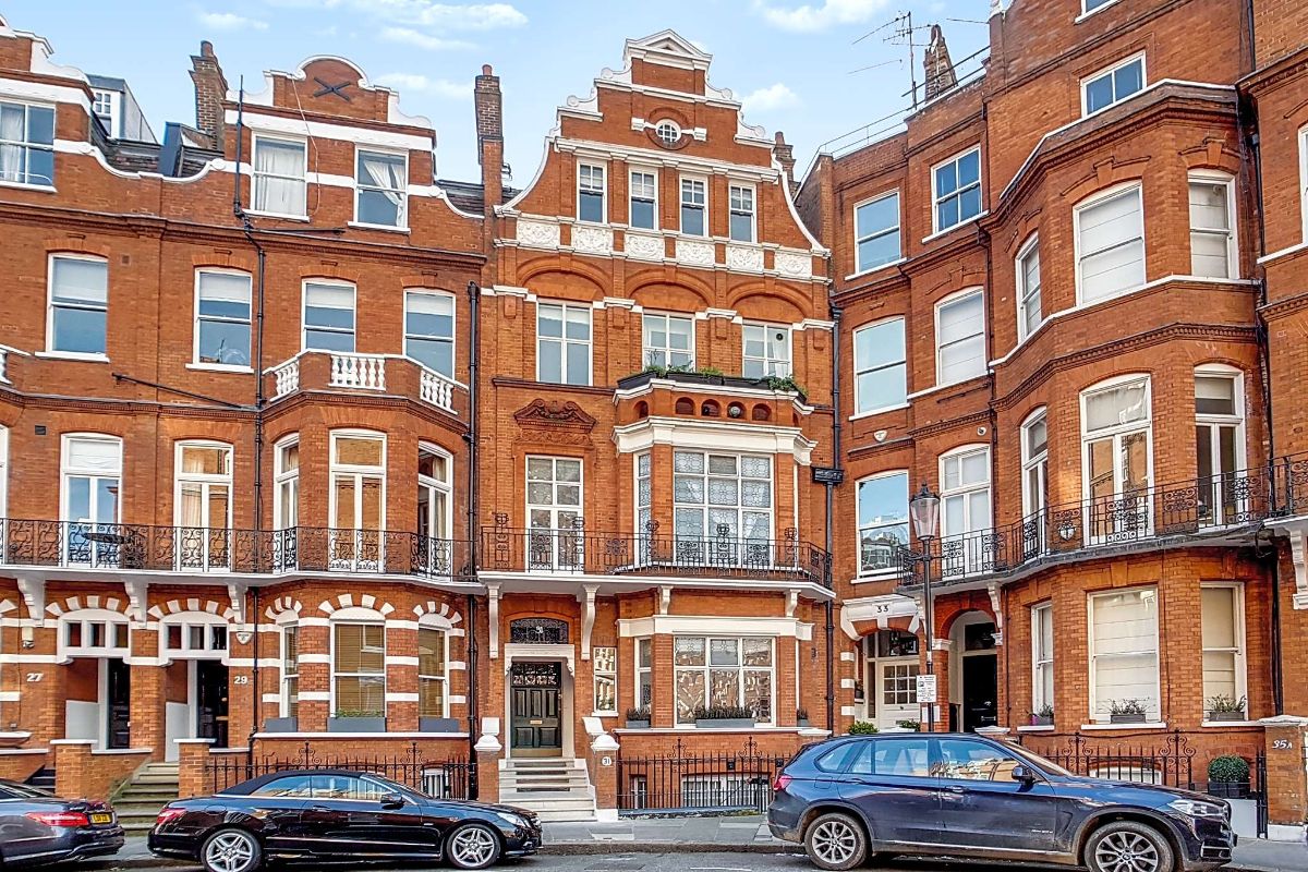 Flat Egerton Gardens in Greater London