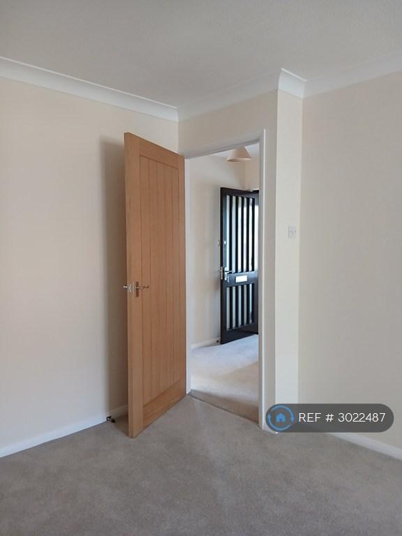 Flat Timbermill Court in Waverley