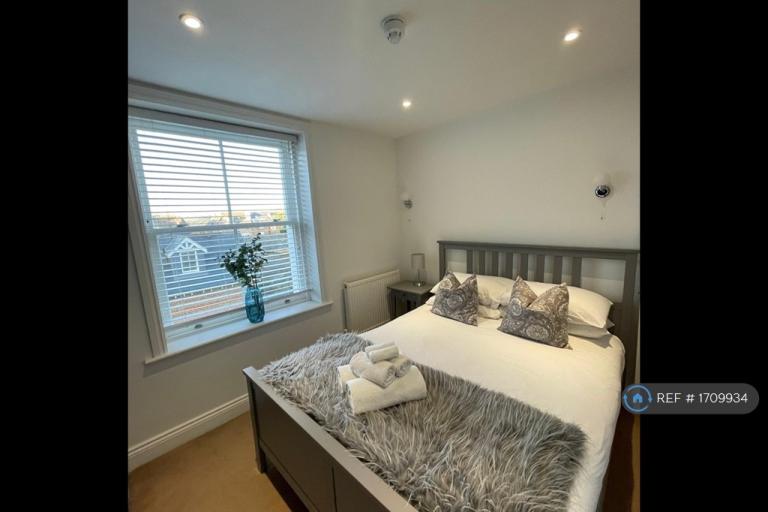 Flat Bouverie Road West in Folkestone and Hythe District