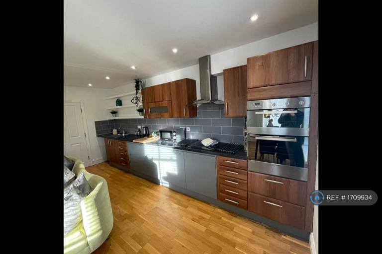 Flat Bouverie Road West in Folkestone and Hythe District