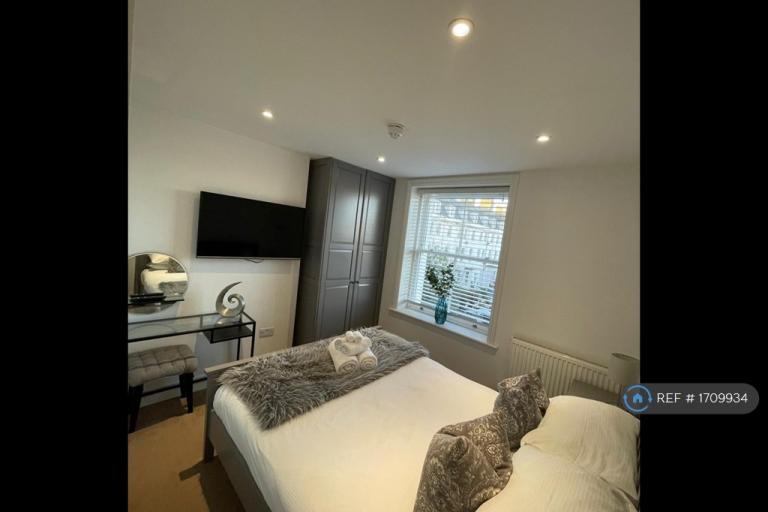 Flat Bouverie Road West in Folkestone and Hythe District