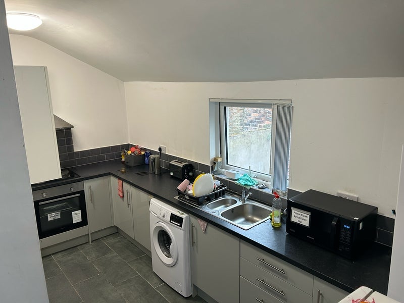 Room Laburnum Place in Bootle