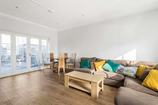 House Cephas Avenue in Greater London