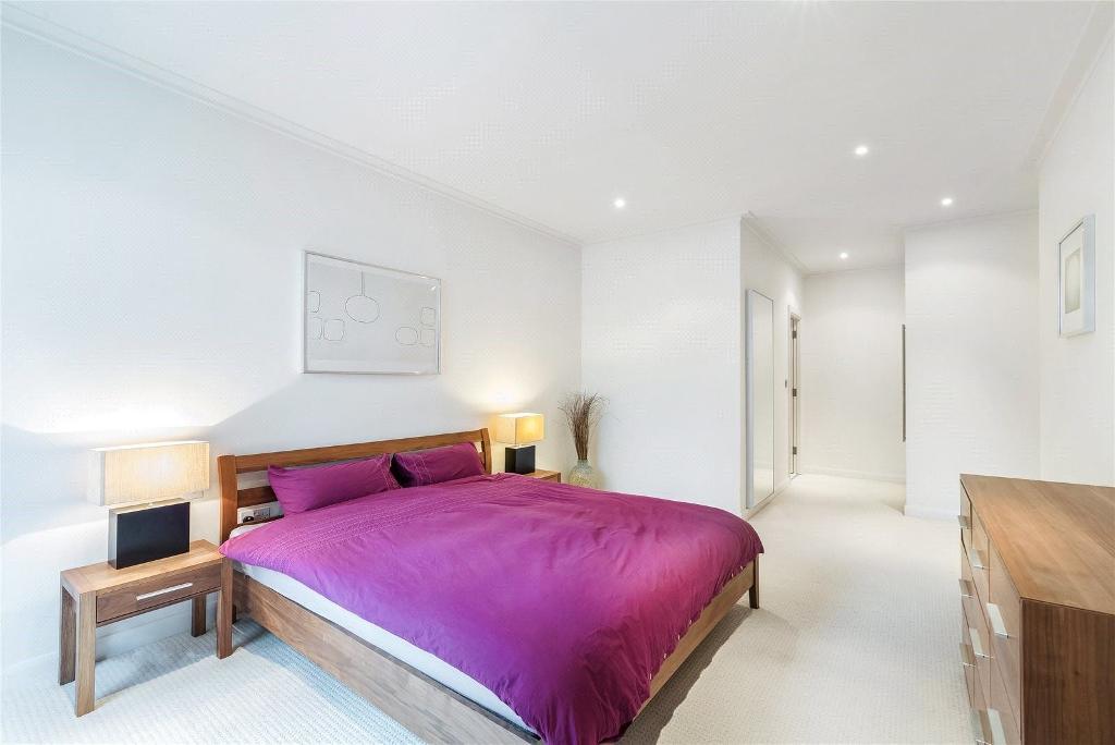 Flat South Quay Square in Greater London