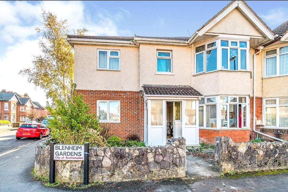 Flat Blenheim Gardens in Southampton