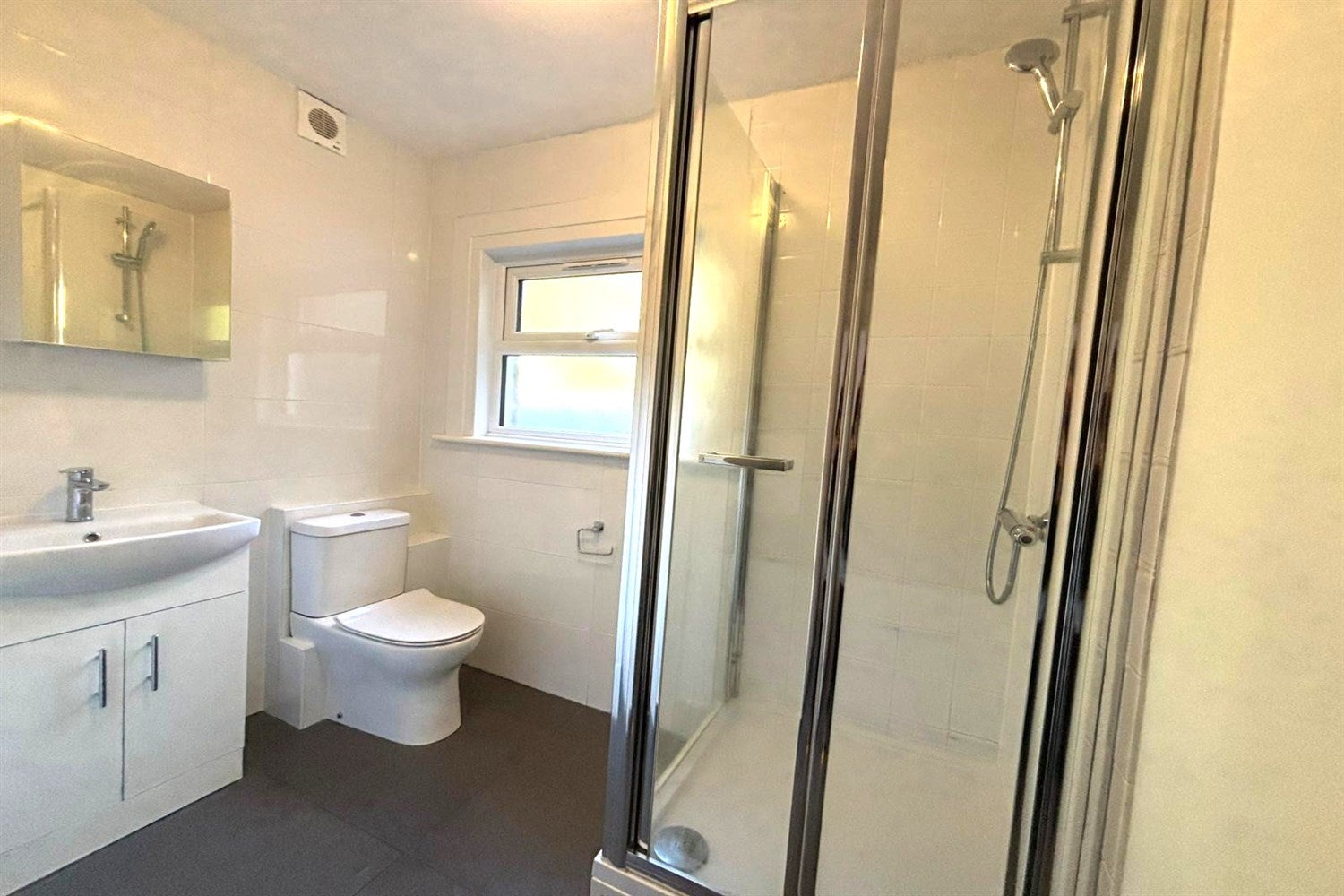 Flat Hermon Hill in Greater London