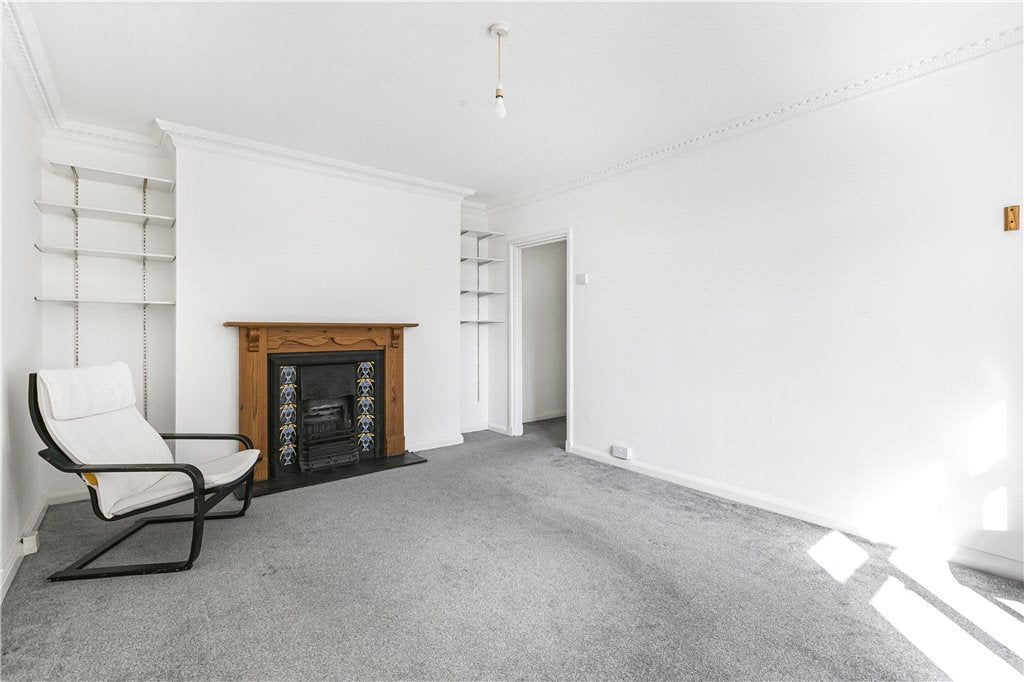 Flat Keswick Road in Greater London